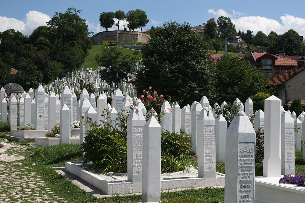 Aliya İzzetbegoviç'in de mezarının bulunduğu Kovaçi Şehitliği