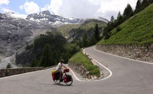 Stelvio 'ya Prato ‘dan çıkarsanız sizi 24.3 km boyunca 48 viraj, 1808 metre yükselme ve ortalama yüzde 7.4’lük eğim bekliyor.