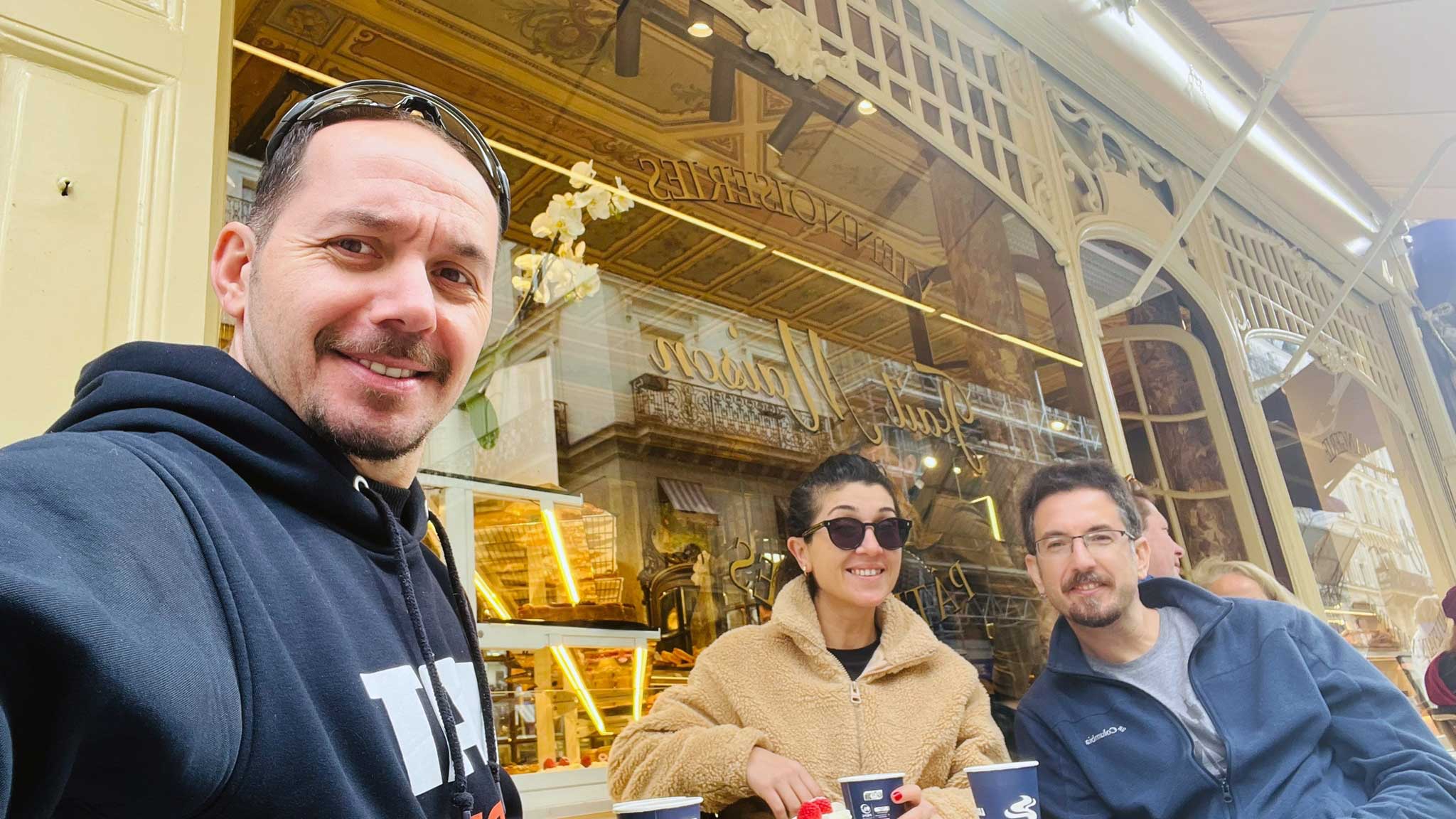 Evşen ve Tayfun ile pastane Boulangerie Laurent B'de güzel tatlılar bulunca doymak bilmedik.