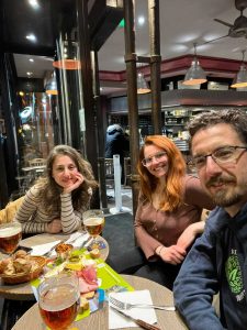 Özge ve Gökçe ile iş çıkışlarında buluştuk.