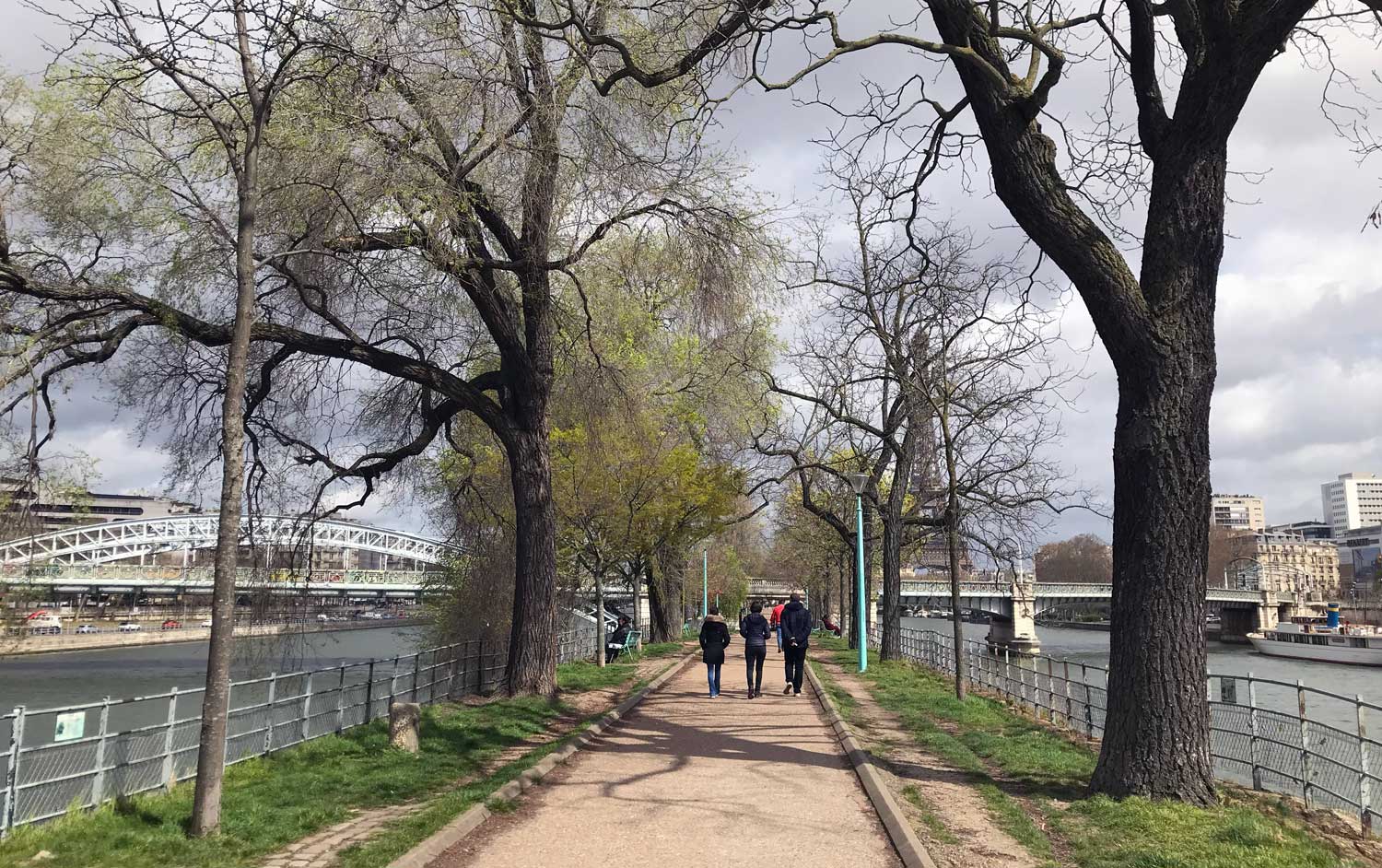 Maraton öncesinde Paris'in tarihi sokaklarında, Seine Nehri'nin kıyısında ve unutulmaz manzaralar eşliğinde ilk antrenman.