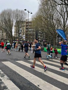 Özge'nin yakaladığı Paris'teki tek koşu fotoğrafım
